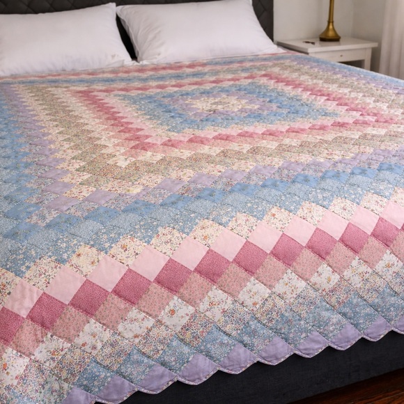 Arch Quilts Other - Arch Quilt Pastel Around The World Pattern with Scalloped Edges